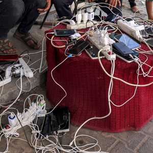 فلسطينيون يقومون بشحن هواتفهم في مخيم رفح (20 أكتوبر)