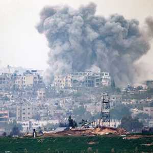 أعمدة الدخان تتصاعد من غزة إثر قصف إسرائيلي مدمر.