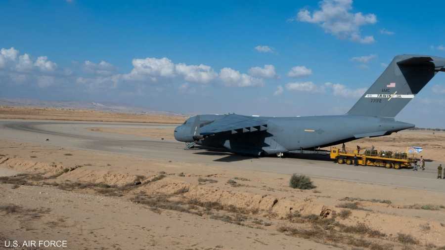 طائرة أميركية تنقل أسلحة إلى قاعدة نيفاتيم الإسرائيلية