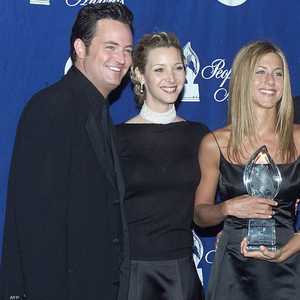 ماثيو بيري (يسار) أحد نجوم مسلسل الأصدقاء