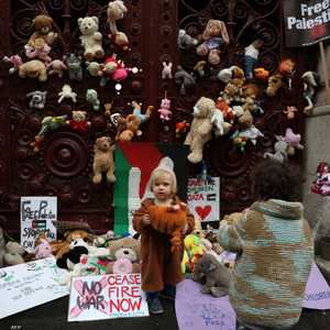 الألعاب التي تمثل الأطفال الذين قُتلوا بغزة في لندن