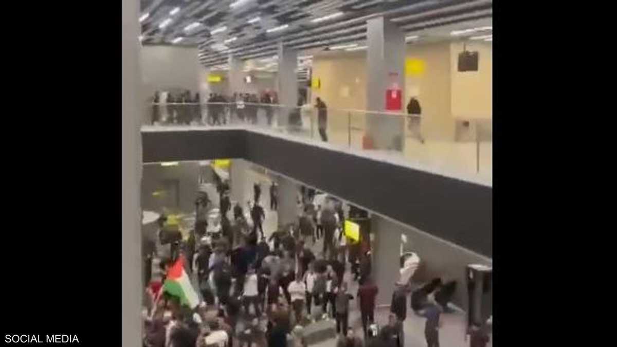 Crowds storm a Russian airport to protest a flight coming from Israel 1-1665907