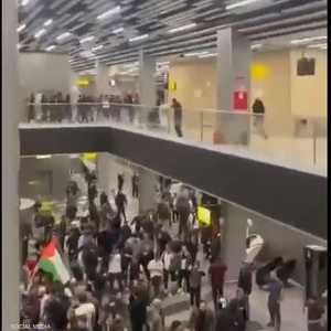 أغلقت السلطات المطار في محج قلعة