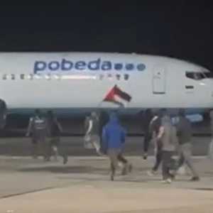 المحتجون رفعوا العلم الفلسطيني