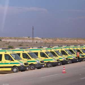 سيارات إسعاف عند معبر رفح على الجانب المصري