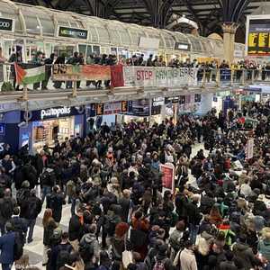 احتشد مؤيدون للفلسطينيين في محطة ليفربول ستريت