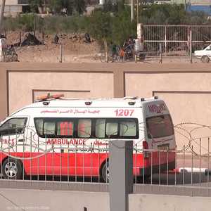 سيارات الإسعاف تبدأ في نقل الجرحى الفلسطينيين من غزة