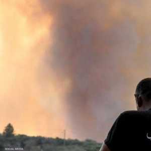 أشعلت القذائف الإسرائيلية حرائق في جنوبي لبنان