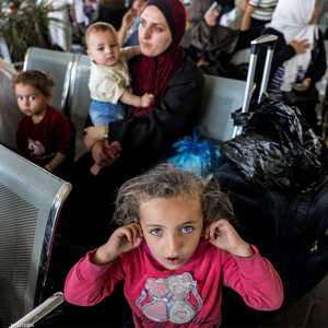 عائلات فلسطينية تنتظر دورها في معبر رفح لمغادرة القطاع.