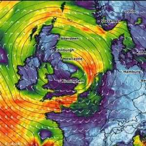 وصلت سرعة العاصفة 180 كيلومترا في الساعة