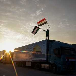 سائق يحمل العلمين المصري والفلسطيني