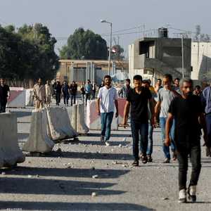 عمال فلسطينيون يعودون إلى غزة عبر معبر رفح