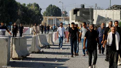 عمال فلسطينيون يعودون إلى غزة عبر معبر رفح