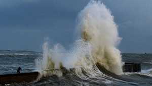 العاصفة "سياران" تضرب شواطئ فرنسا