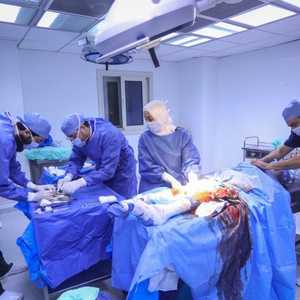 أطقم طبية مصرية تتعامل مع المصابين القادمين من غزة