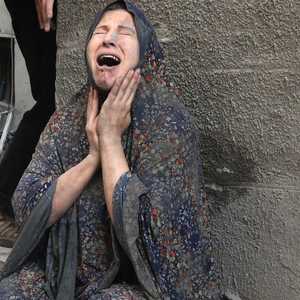 امرأة فلسطينية تنجو من قصف منزلها بمخيم رفح