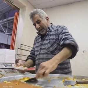 أبو شادي اشتهر ببيع الحلويات بنصف ثمنها أو حتى مجانا