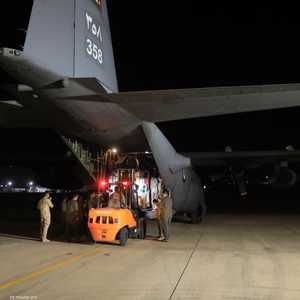 عملية تحميل الطائرات الأردنية بالإمدادات لغزة