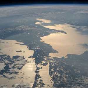 خط كارمان يقع على ارتفاع 100 كلم فوق سطح الأرض.