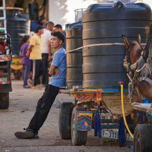 سكان غزة يضطرون إلى الانتظار لساعات طويلة للحصول على الماء