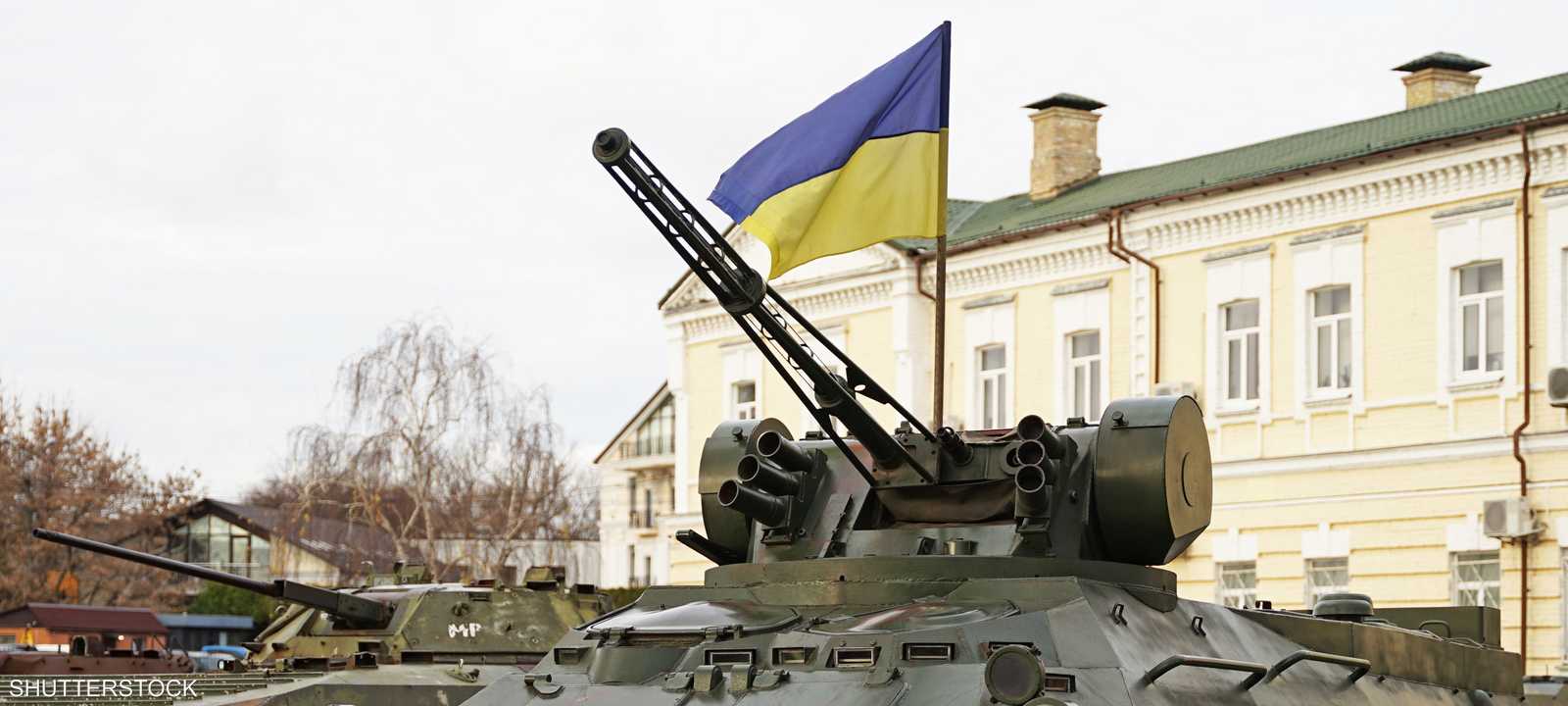دبابة تحمل علم أوكرانيا