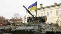 دبابة تحمل علم أوكرانيا