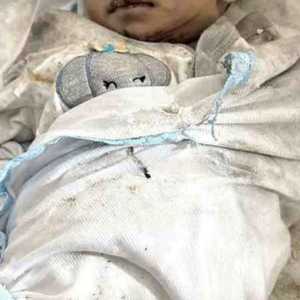 رضيع في قماطة ضحية قصف إسرائيلي لمخيم المغازي