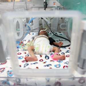 أطفال عمرهم أيام يواجهون الموت بسبب الحصار الإسرائيلي