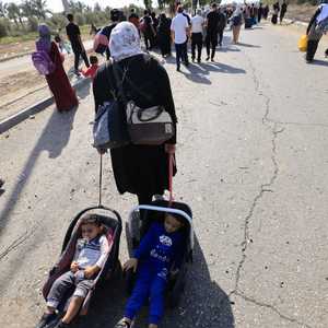 امرأة نازحة في غزة مع أطفالها