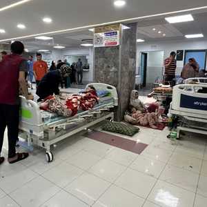 صور للقصف الإسرائيلي على صحافيين ونازحين في دير البلح