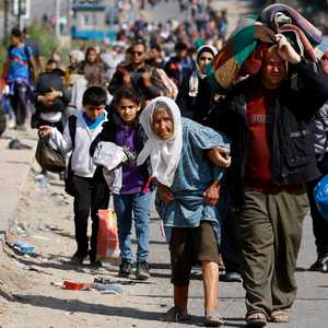 رحلة عناء لسيدة مسنة من شمال غزة إلى جنوبها