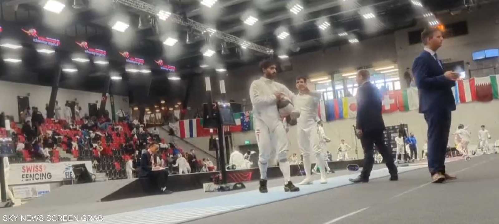 اللاعب المصري يرفض مصافحة الإسرائيلي عقب المباراة