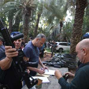 يقول مراقبون إن إسرائيل تنفذ تسليحها عشوائيا لمواطنيها