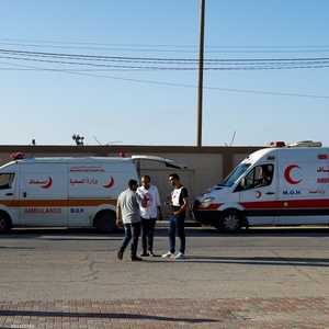 سيارات إسعاف مصرية تنتظر عند معبر رفح