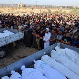 صلاة الجنازة على ضحايا من عائلة واحدة في قصف على رفح