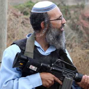 مستوطن إسرائيلي مسلح في الضفة الغربية المحتلة (أرشيف)