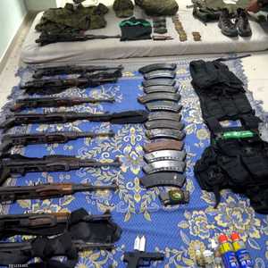 أسلحة ومعدات تقول إسرائيل إنها عثرت عليها في مستشفى الشفاء