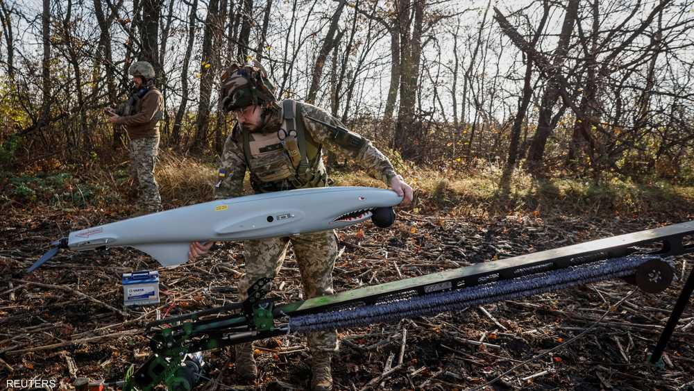 أرشيفية لجندي أوكراني وهو يجهز مسيرة
