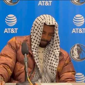 كايري إيرفينغ ظهر بالكوفية الفلسطينية