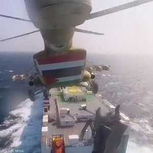 جماعة الحوثي تنشر فيديو اختطاف سفينة بالبحر الأحمر