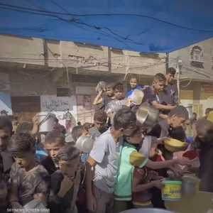 مبادرات خيرية تعمل على تدشين مبادرات وتكيات لإطعام النازحين