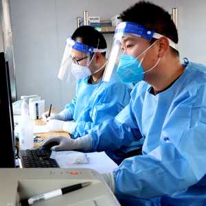 أرشيفية لعاملين في منشأة طبية صينية