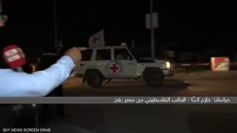 سيارات الصليب الأحمر تنقل المحتجزين المفرج عنهم من حماس