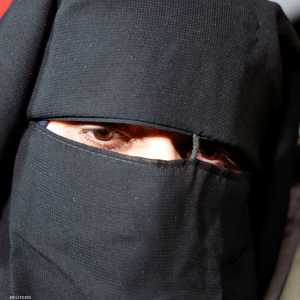 الأسيرة فاطمة عمارنة والدموع في عينيها بعد الإفراج عنها