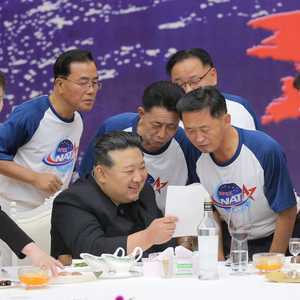 كيم جونغ أون يتفقد صورا التقطها قمر صناعي للتجسس