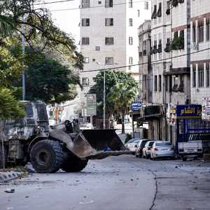 جرافة عسكرية إسرائيلية في مخيم فلسطيني بالضفة الغربية