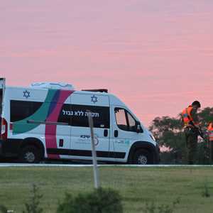 سيارة إسعاف إسرائيلية في انتظار الإفراج عن الأسرى
