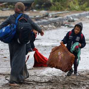 أسرة صغيرة تنزح من شمال غزة إلى جنوبها