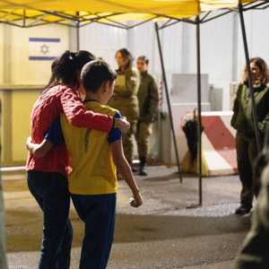 من الأسرى الإسرائيليين الذين أطلق سراحهم الإثنين