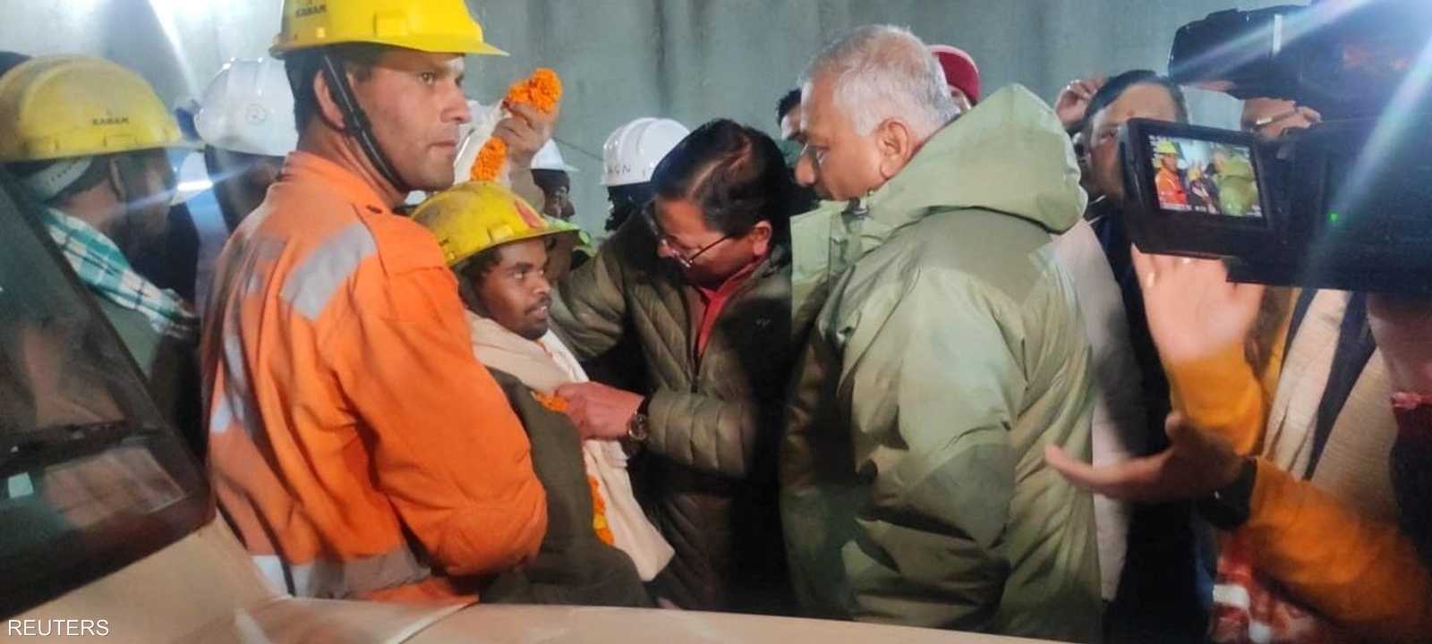العمال علقوا في النفق لأكثر من أسبوعين